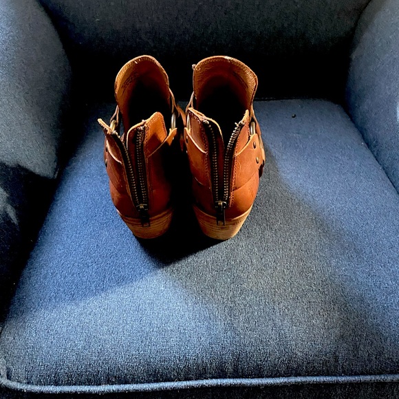 FRYE RAY Leather Back Zip Harness Ankle Boots Distressed Brown 9.5 like new - Picture 5 of 12